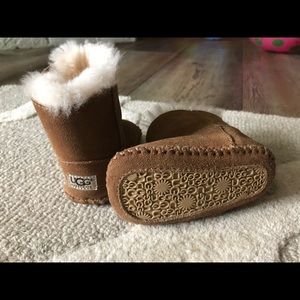 Baby Uggs!!! These adorable boots look BRAND NEW!